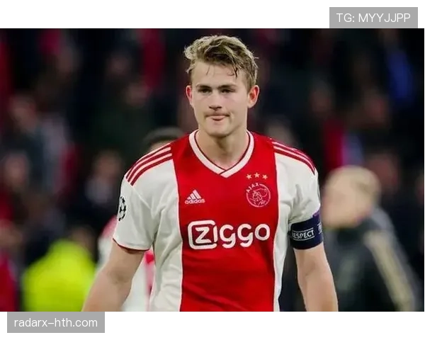 德里赫特展现领导风范,专注与创造力助球队稳健取胜 德里赫特展现领导风范,专注与创造力助球队稳健取胜